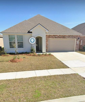Spacious 4-bedroom house with WiFi, in peaceful Slidell with Lake in backyard